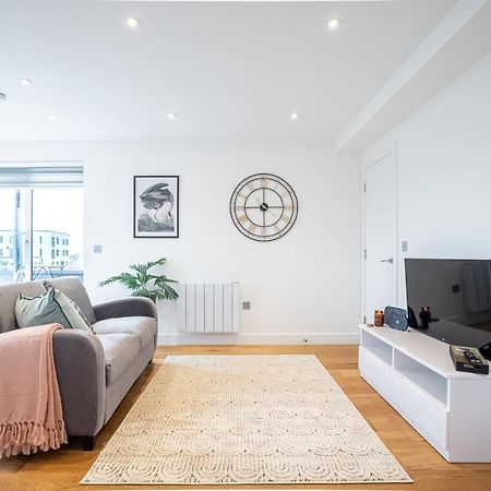 Luxe & Stylish 1 & 2 Bed Flats Near Heathrow, Legoland, & Windsor Slough Exteriör bild