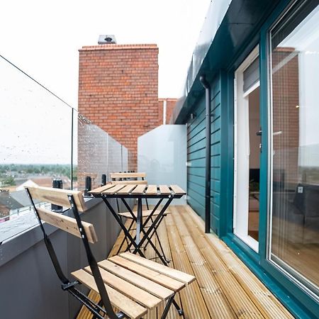 Luxe & Stylish 1 & 2 Bed Flats Near Heathrow, Legoland, & Windsor Slough Exteriör bild