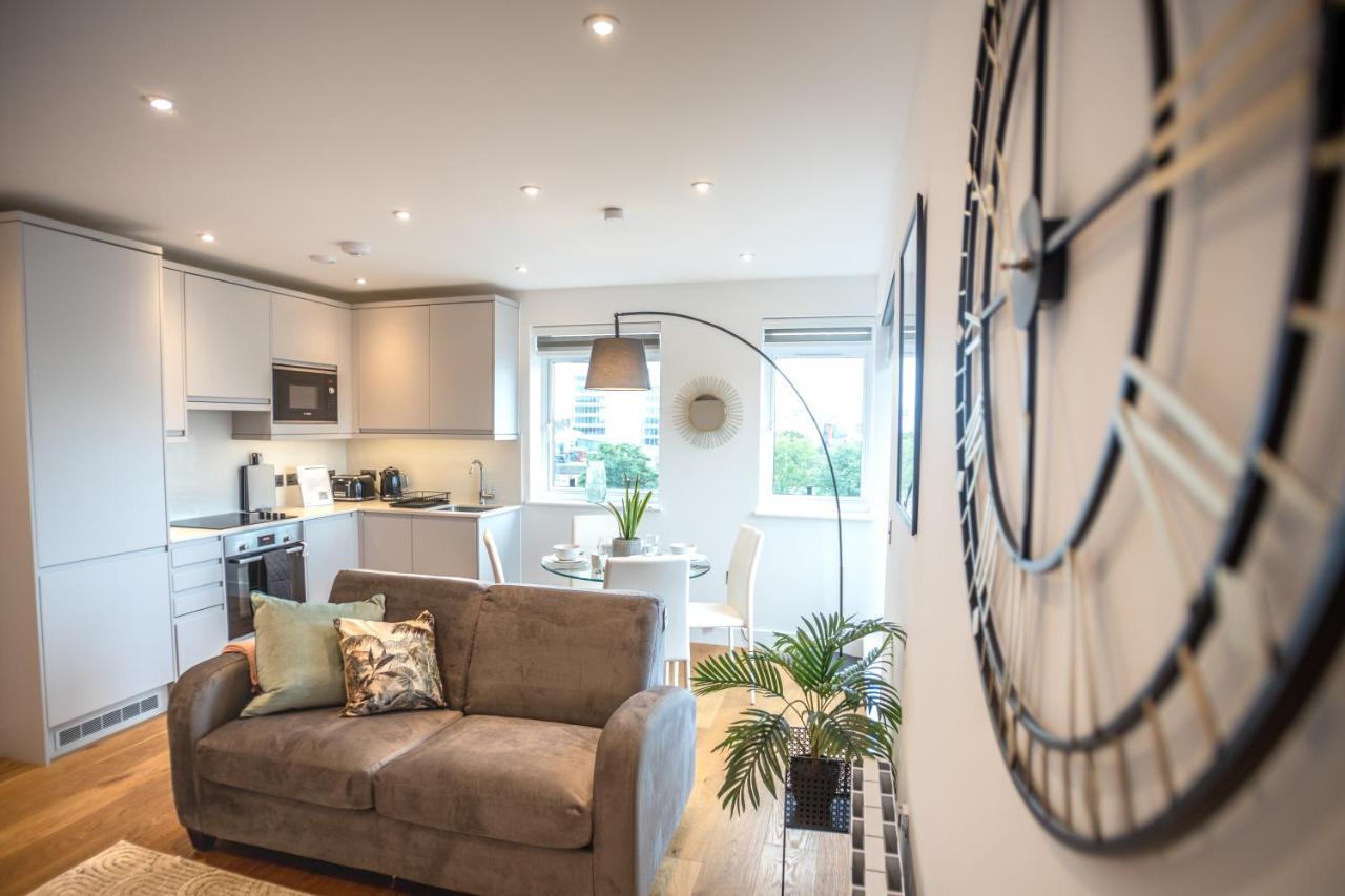Luxe & Stylish 1 & 2 Bed Flats Near Heathrow, Legoland, & Windsor Slough Exteriör bild