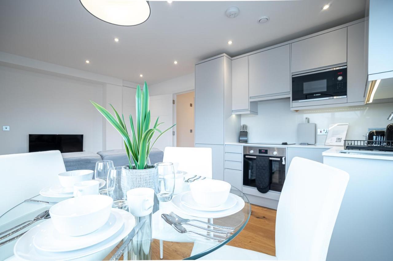 Luxe & Stylish 1 & 2 Bed Flats Near Heathrow, Legoland, & Windsor Slough Exteriör bild