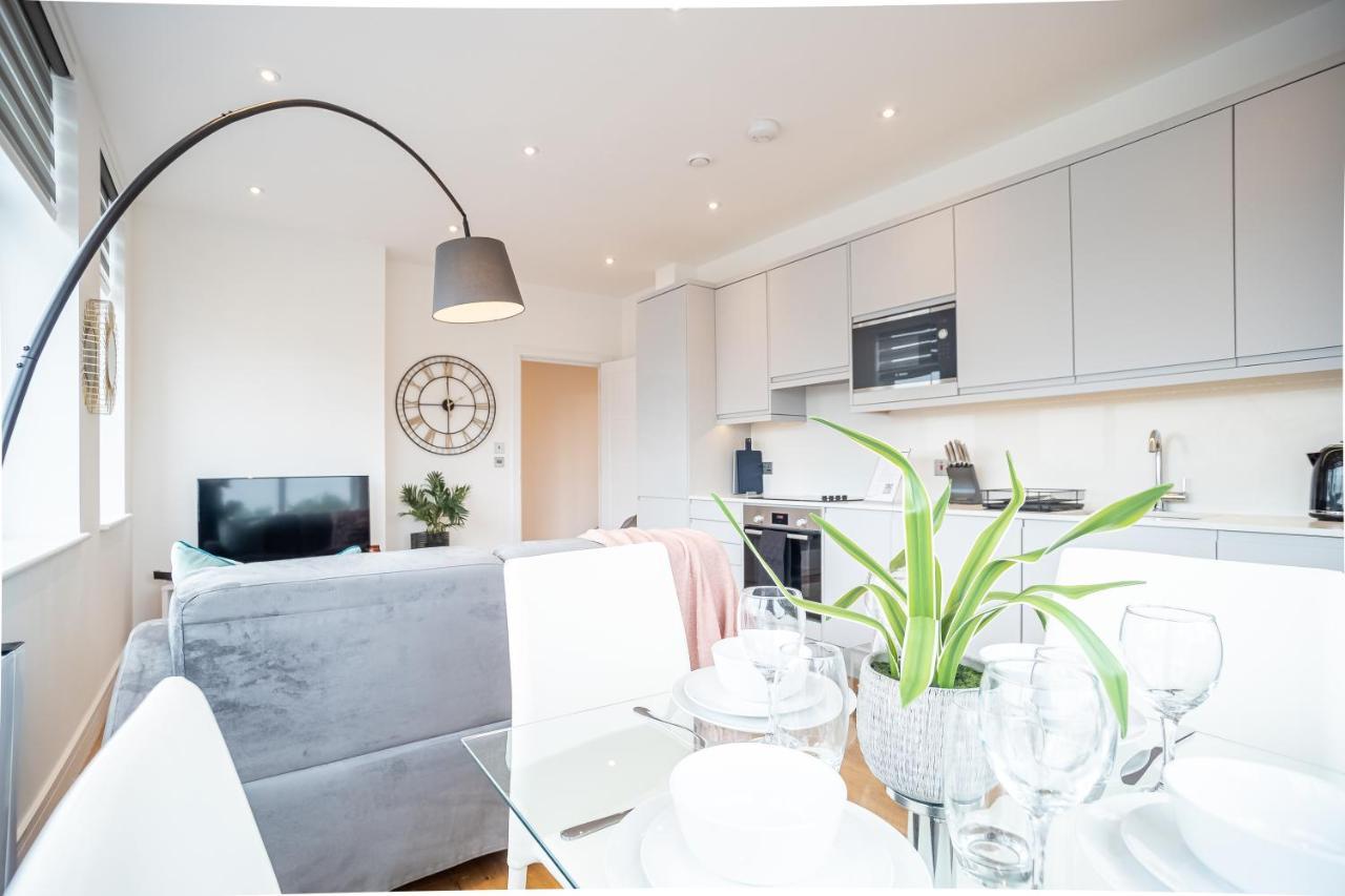 Luxe & Stylish 1 & 2 Bed Flats Near Heathrow, Legoland, & Windsor Slough Exteriör bild