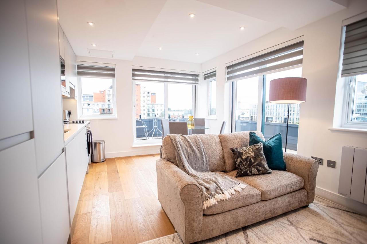 Luxe & Stylish 1 & 2 Bed Flats Near Heathrow, Legoland, & Windsor Slough Exteriör bild