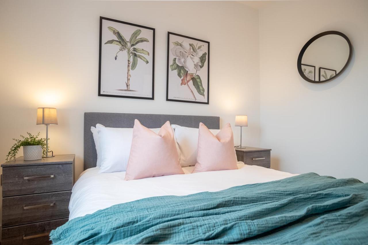 Luxe & Stylish 1 & 2 Bed Flats Near Heathrow, Legoland, & Windsor Slough Exteriör bild