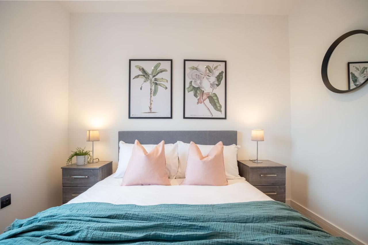 Luxe & Stylish 1 & 2 Bed Flats Near Heathrow, Legoland, & Windsor Slough Exteriör bild