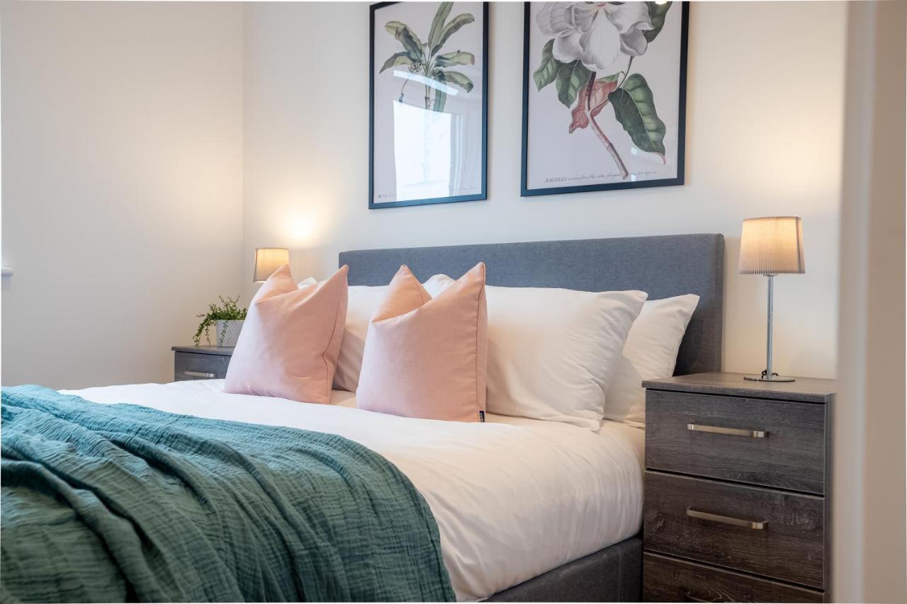 Luxe & Stylish 1 & 2 Bed Flats Near Heathrow, Legoland, & Windsor Slough Exteriör bild