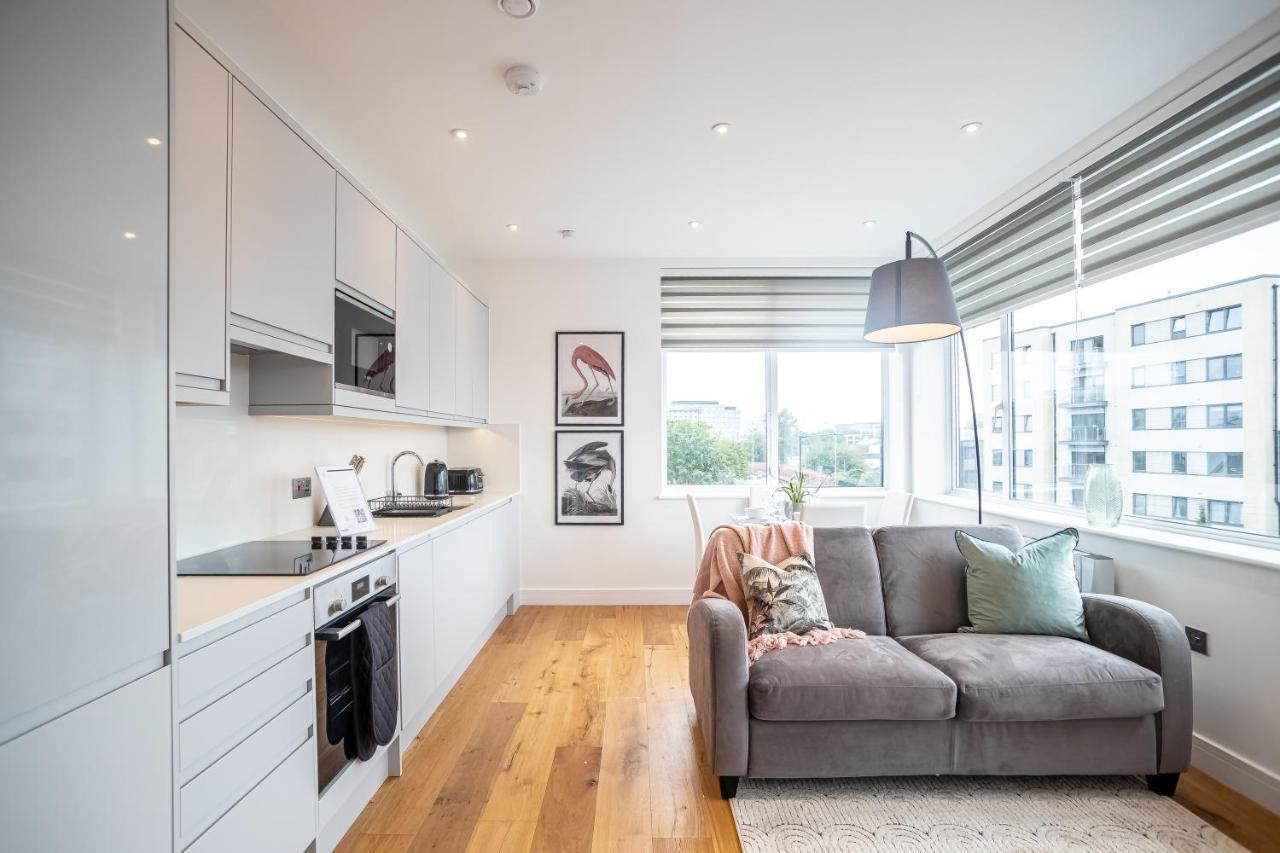 Luxe & Stylish 1 & 2 Bed Flats Near Heathrow, Legoland, & Windsor Slough Exteriör bild