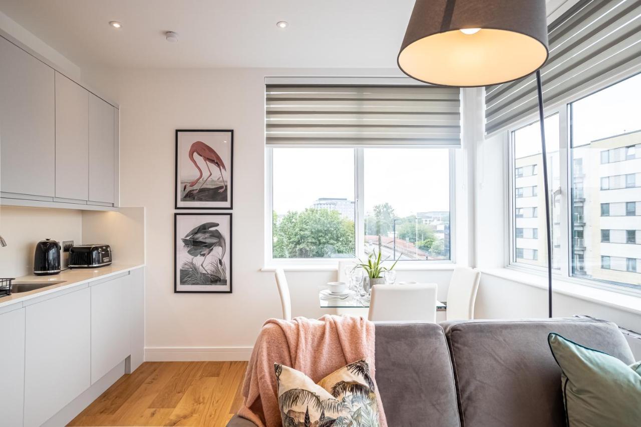 Luxe & Stylish 1 & 2 Bed Flats Near Heathrow, Legoland, & Windsor Slough Exteriör bild