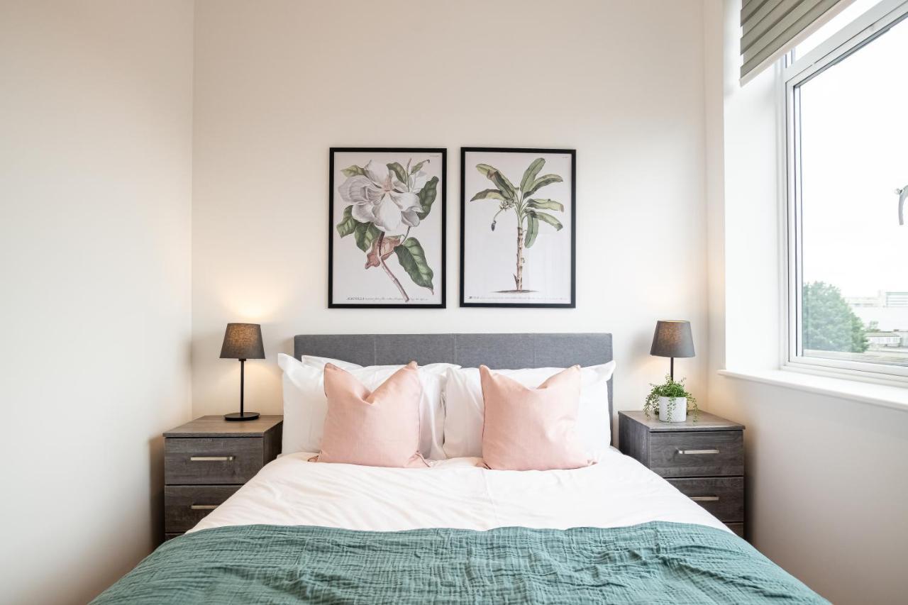 Luxe & Stylish 1 & 2 Bed Flats Near Heathrow, Legoland, & Windsor Slough Exteriör bild