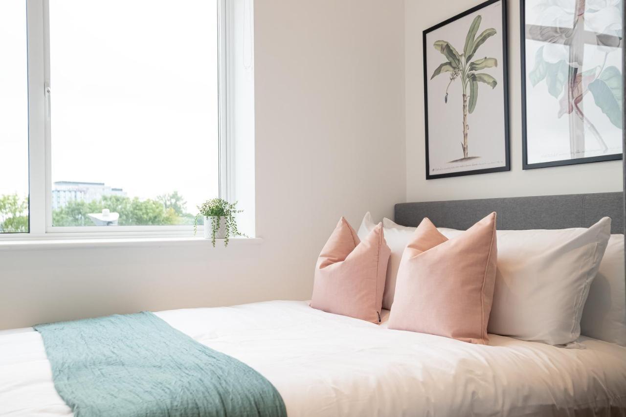 Luxe & Stylish 1 & 2 Bed Flats Near Heathrow, Legoland, & Windsor Slough Exteriör bild