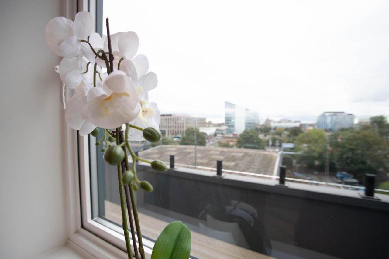 Luxe & Stylish 1 & 2 Bed Flats Near Heathrow, Legoland, & Windsor Slough Exteriör bild