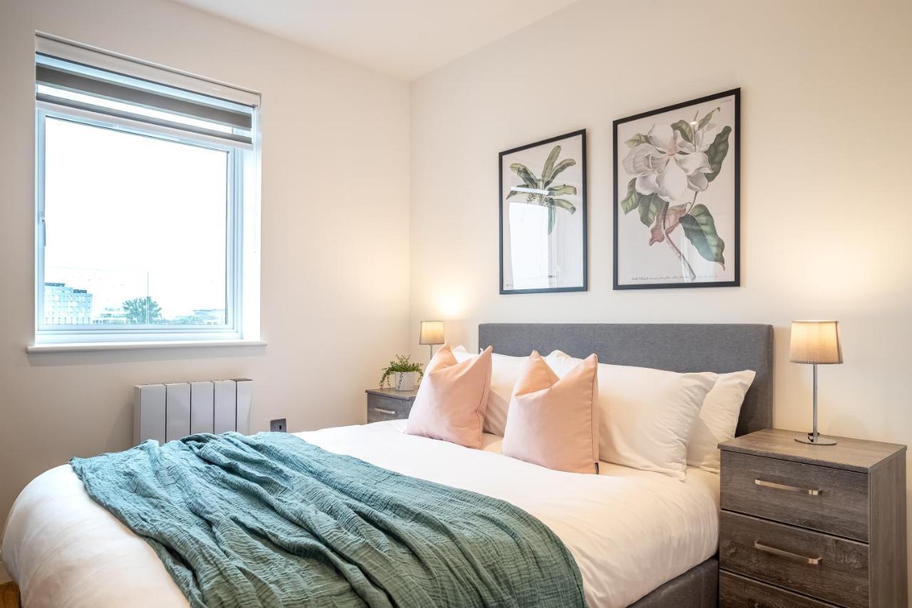 Luxe & Stylish 1 & 2 Bed Flats Near Heathrow, Legoland, & Windsor Slough Exteriör bild