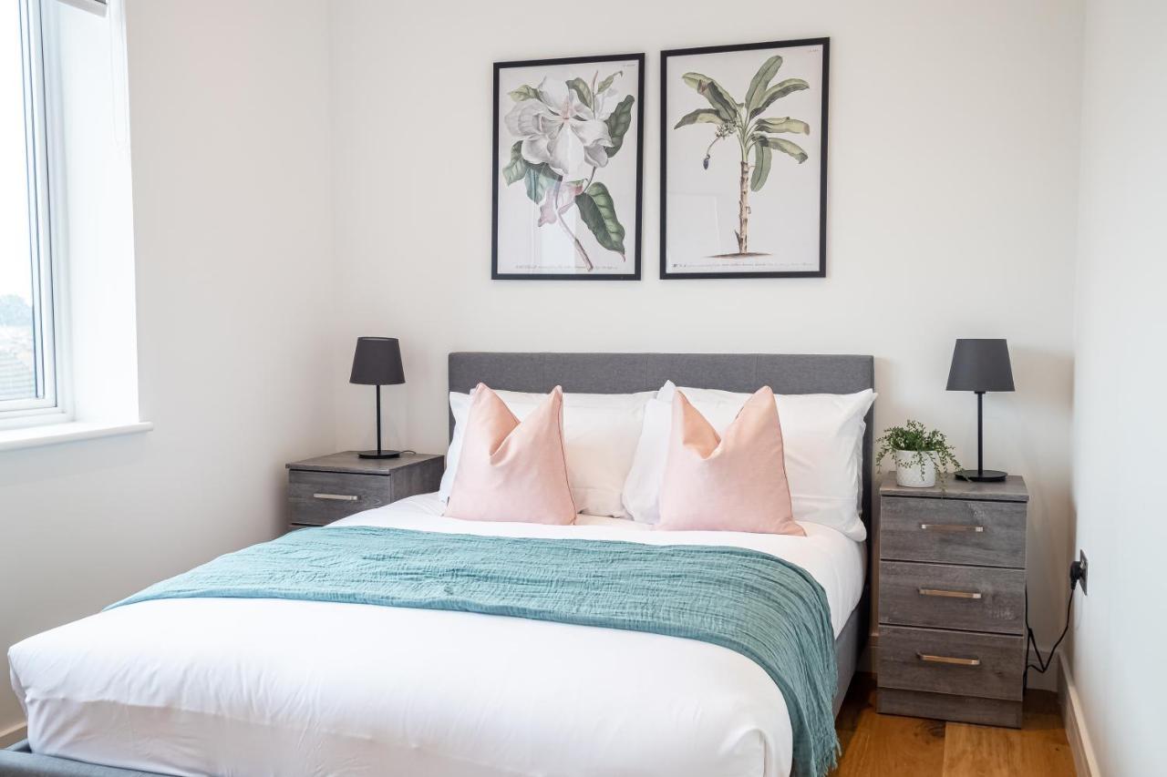 Luxe & Stylish 1 & 2 Bed Flats Near Heathrow, Legoland, & Windsor Slough Exteriör bild