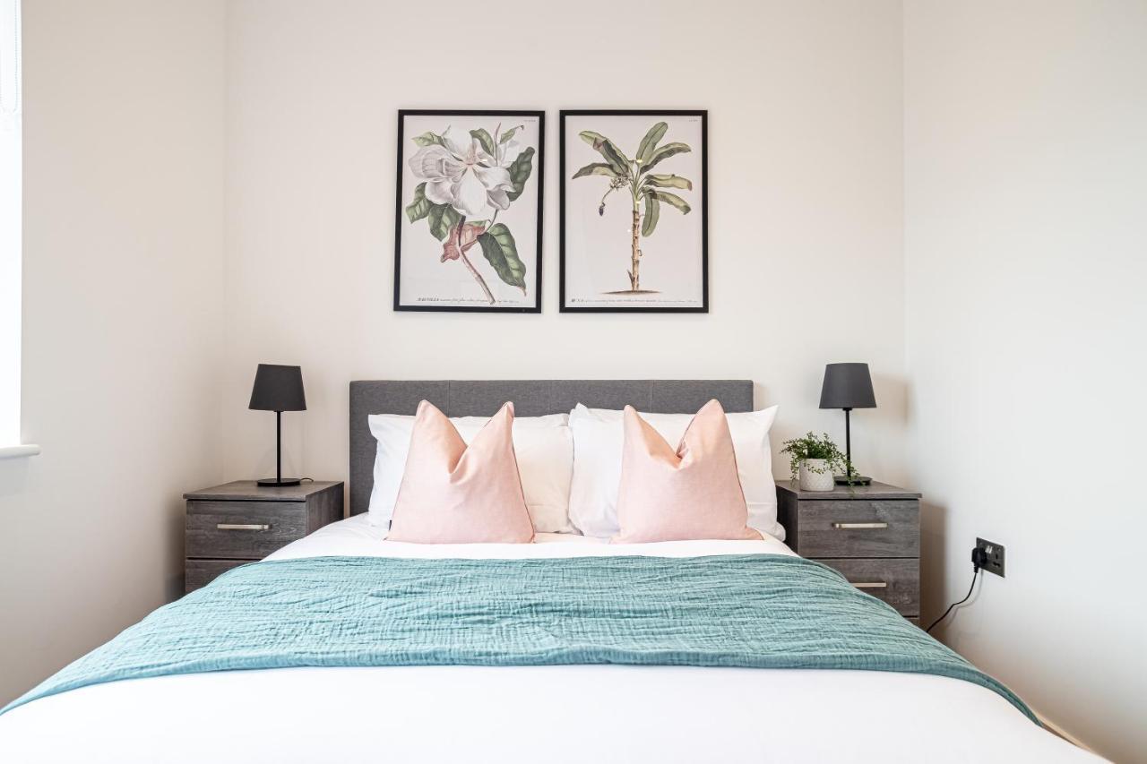 Luxe & Stylish 1 & 2 Bed Flats Near Heathrow, Legoland, & Windsor Slough Exteriör bild