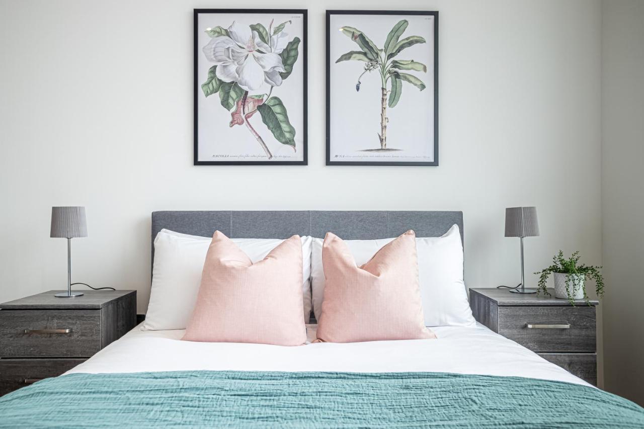 Luxe & Stylish 1 & 2 Bed Flats Near Heathrow, Legoland, & Windsor Slough Exteriör bild
