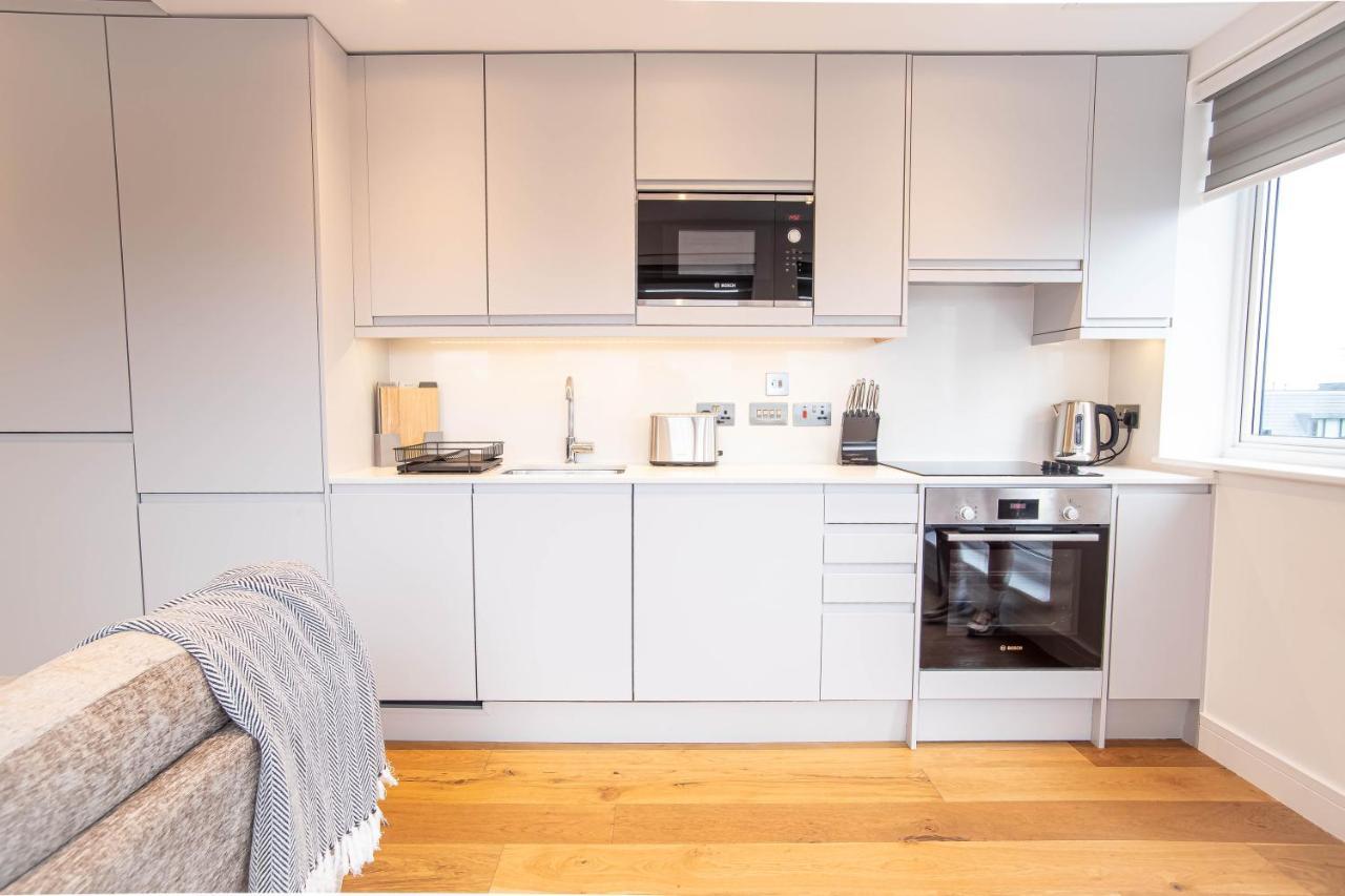 Luxe & Stylish 1 & 2 Bed Flats Near Heathrow, Legoland, & Windsor Slough Exteriör bild
