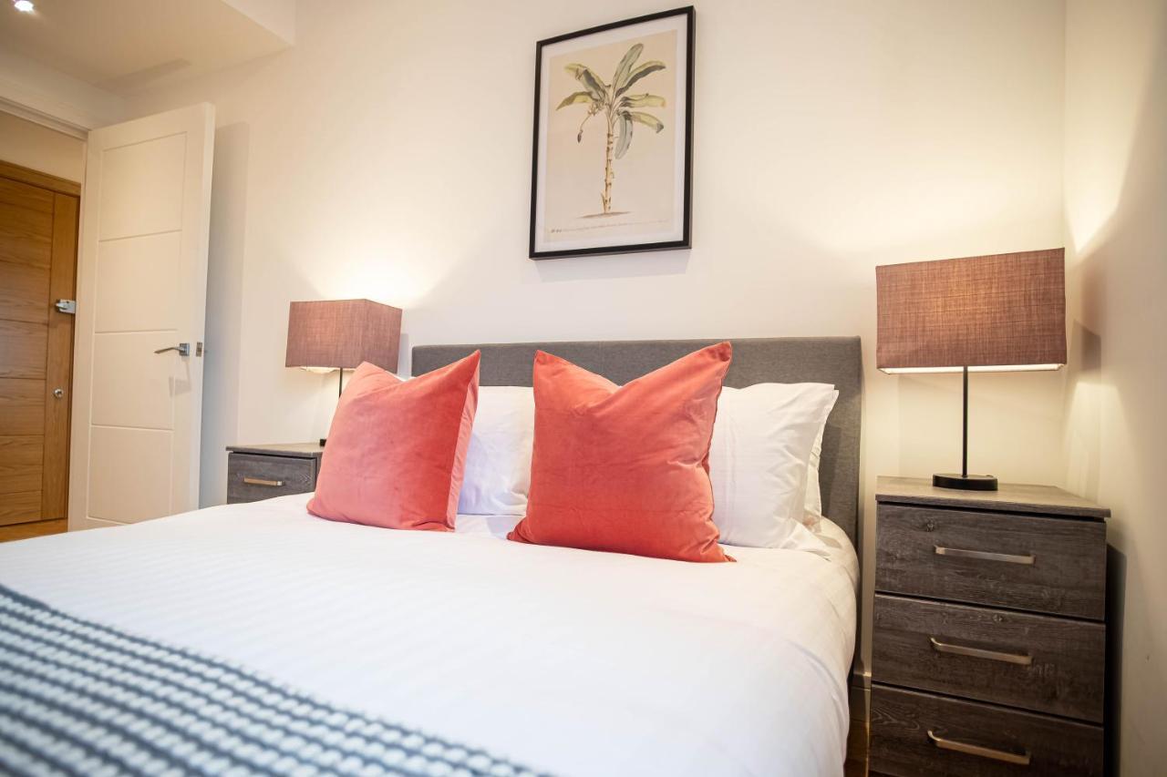 Luxe & Stylish 1 & 2 Bed Flats Near Heathrow, Legoland, & Windsor Slough Exteriör bild