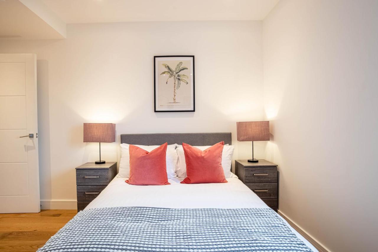 Luxe & Stylish 1 & 2 Bed Flats Near Heathrow, Legoland, & Windsor Slough Exteriör bild