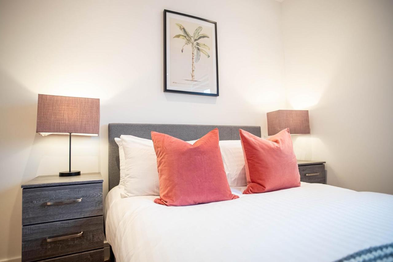 Luxe & Stylish 1 & 2 Bed Flats Near Heathrow, Legoland, & Windsor Slough Exteriör bild